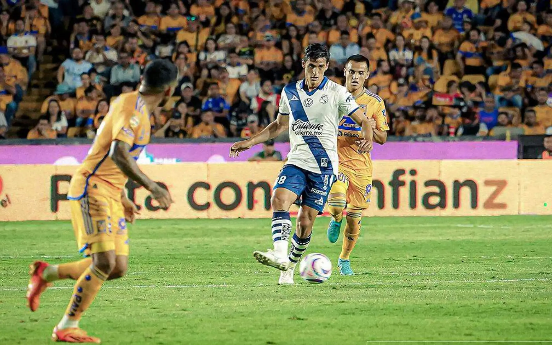 Al Club Puebla le tocó pisar el césped nada más y nada menos en la casa del campeón en turno, los Tigres de la UANL